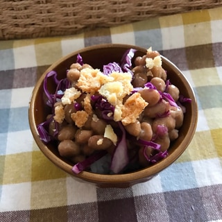 カリカリチーズのせ紫キャベツマリネの納豆ごはん